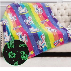 NWT Unicorn Glow-in-the-Dark Blanket - Multicolor   🦄